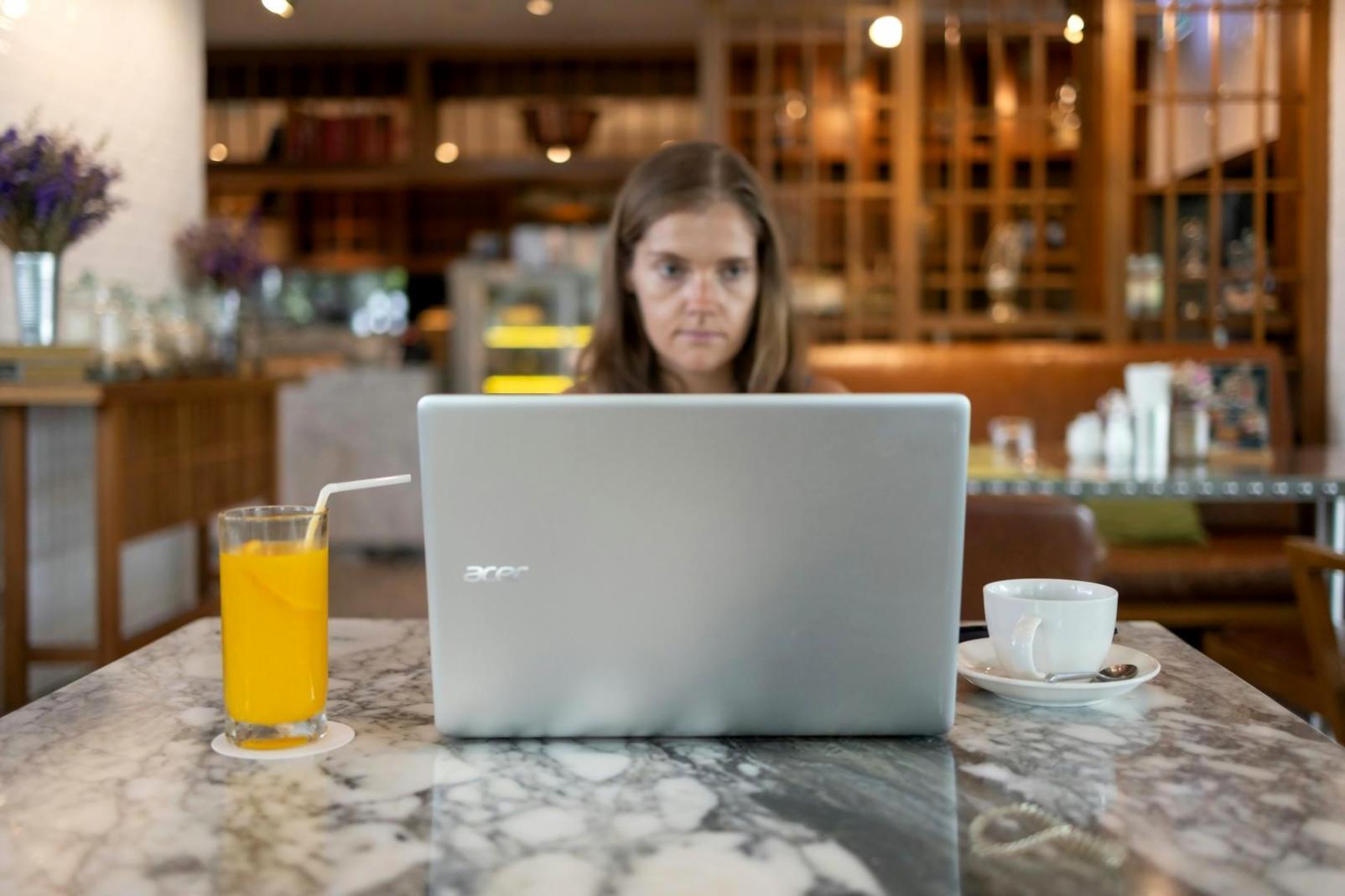 Arbeitsplatz mit Finanzunterlagen und Analysematerialien